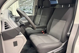 valkoinen Volkswagen Transporter 2024 kuva 16.