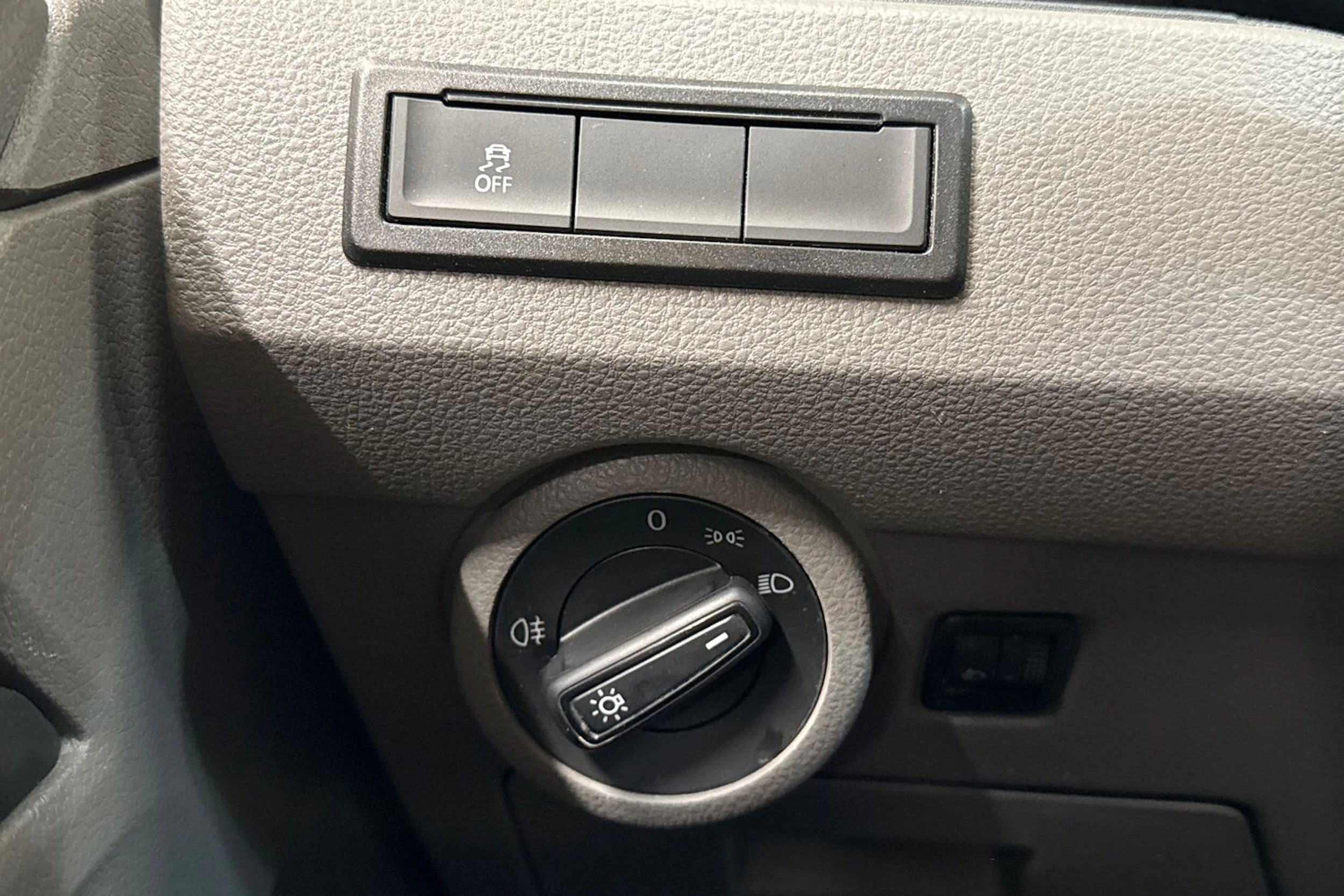 valkoinen Volkswagen Transporter 2024 kuva 18.