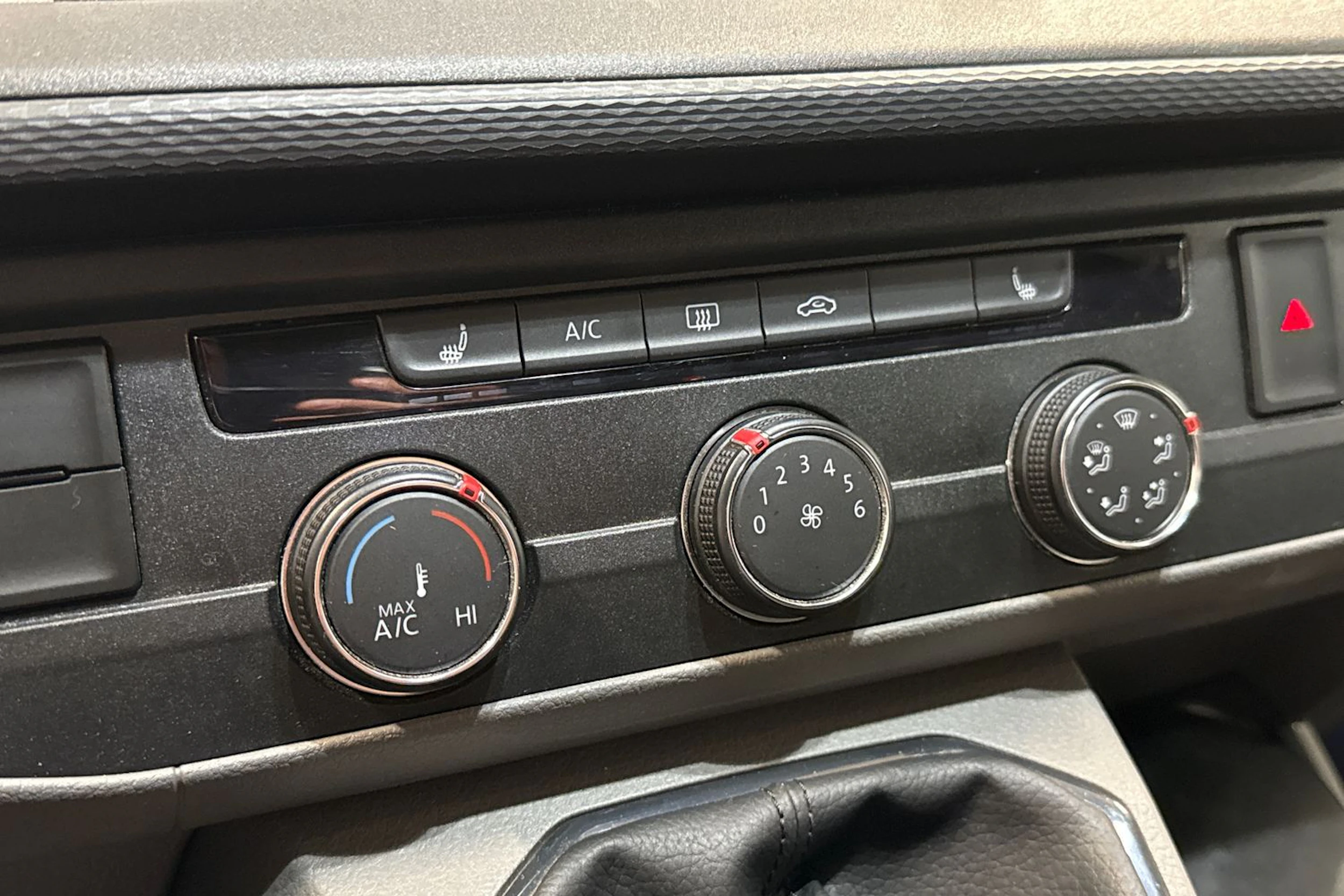 valkoinen Volkswagen Transporter 2024 kuva 20.