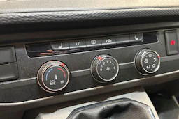 valkoinen Volkswagen Transporter 2024 kuva 20.