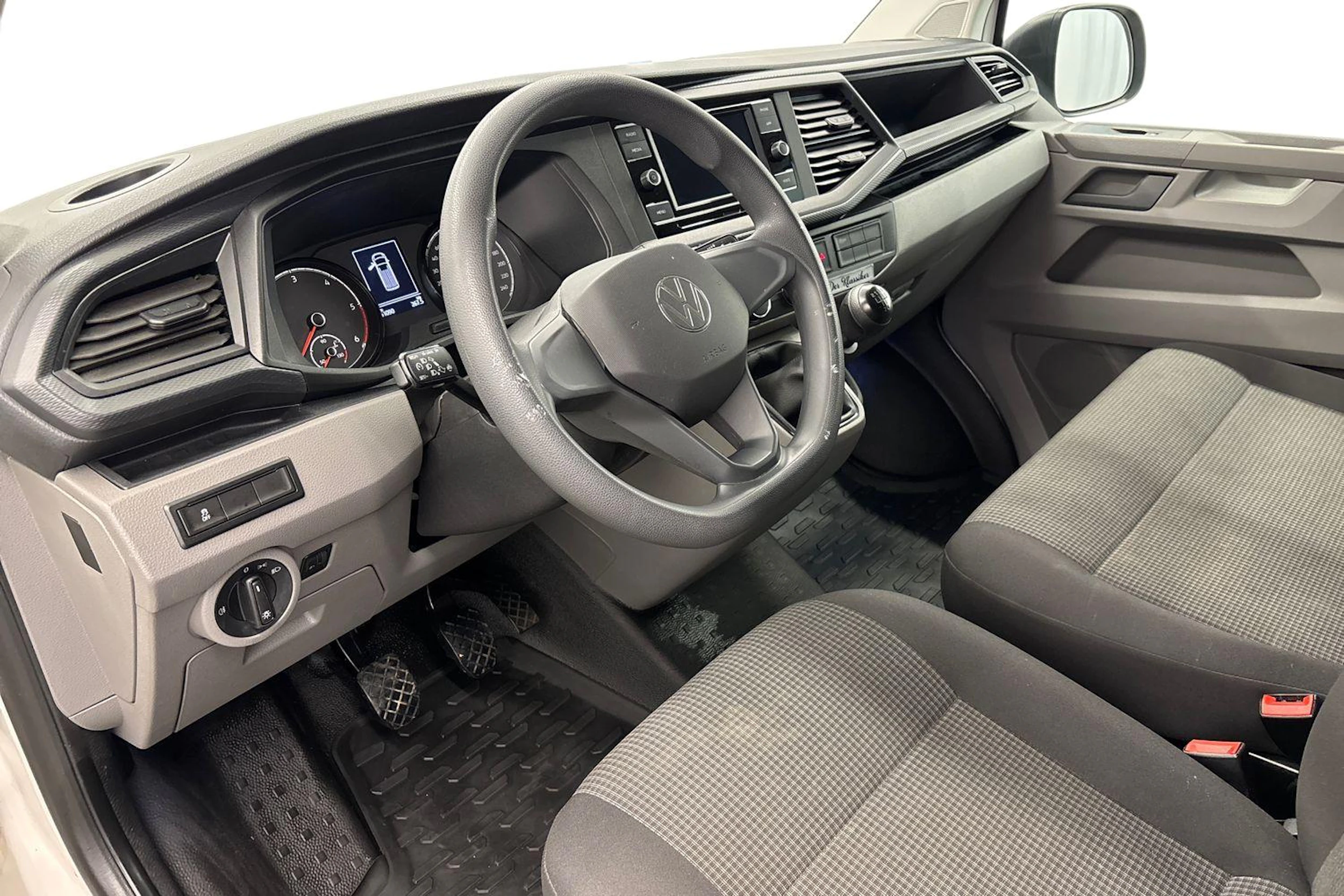 valkoinen Volkswagen Transporter 2024 kuva 8.