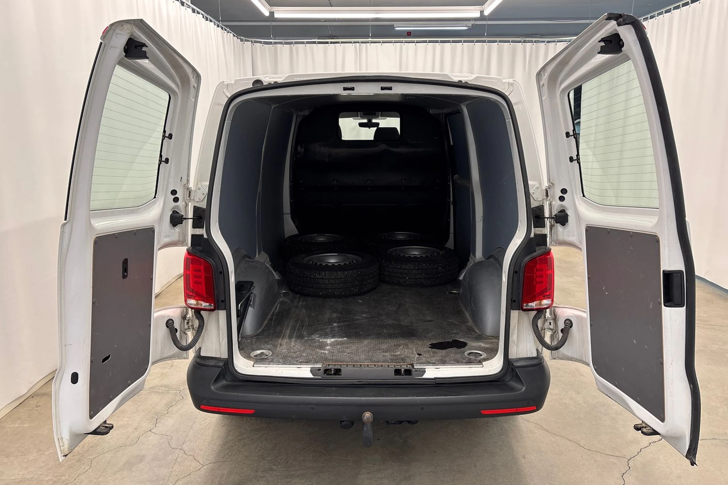 valkoinen Volkswagen Transporter 2024 kuva 15.