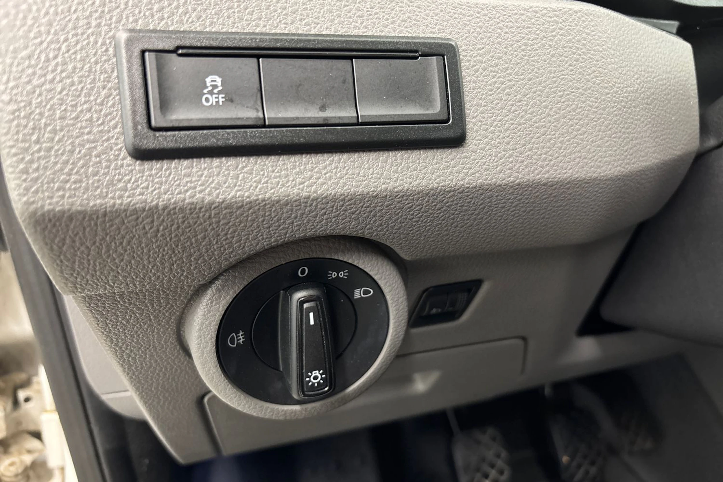 valkoinen Volkswagen Transporter 2024 kuva 18.