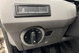 valkoinen Volkswagen Transporter 2024 kuva 18.
