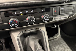 valkoinen Volkswagen Transporter 2024 kuva 21.