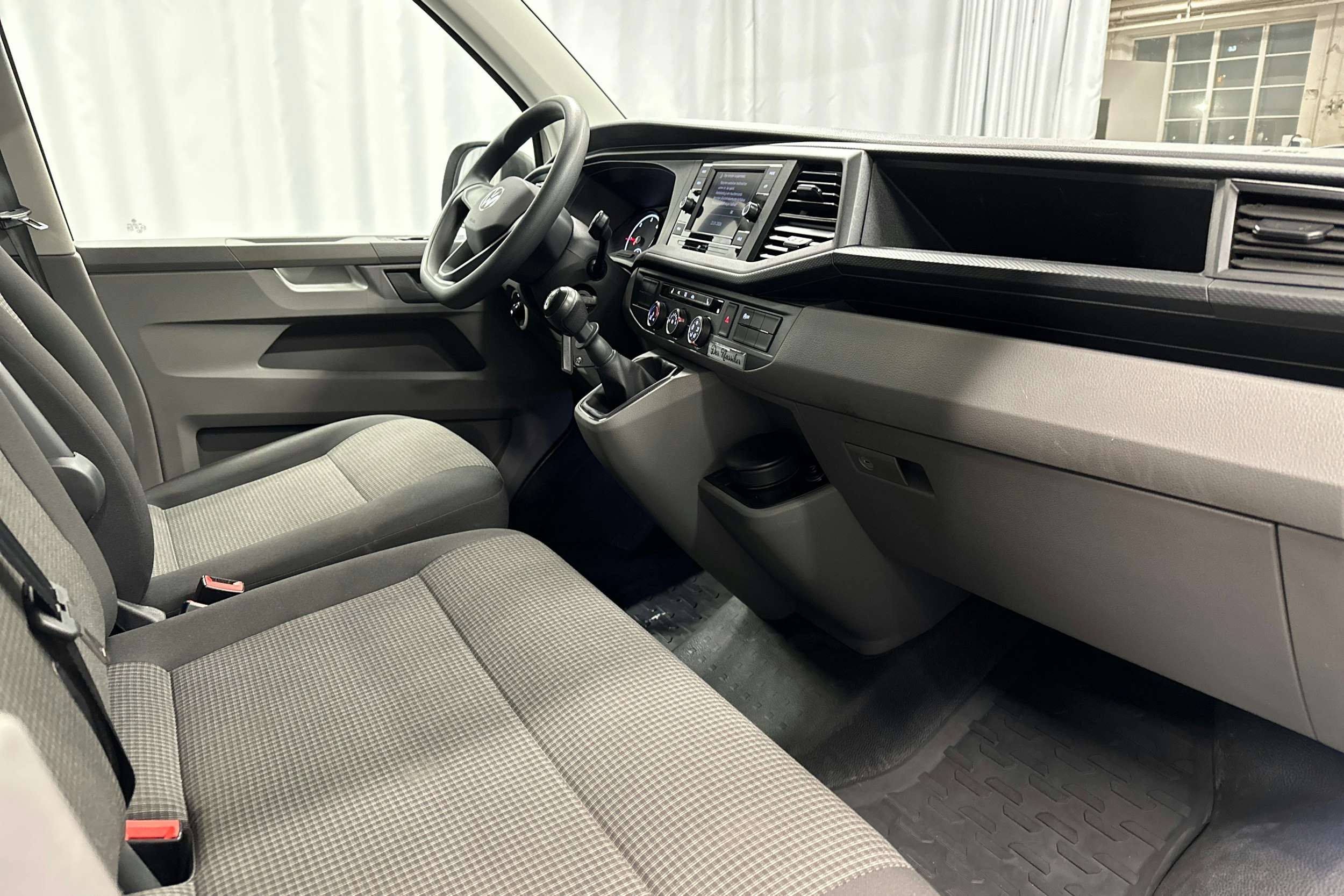 valkoinen Volkswagen Transporter 2024 kuva 15.