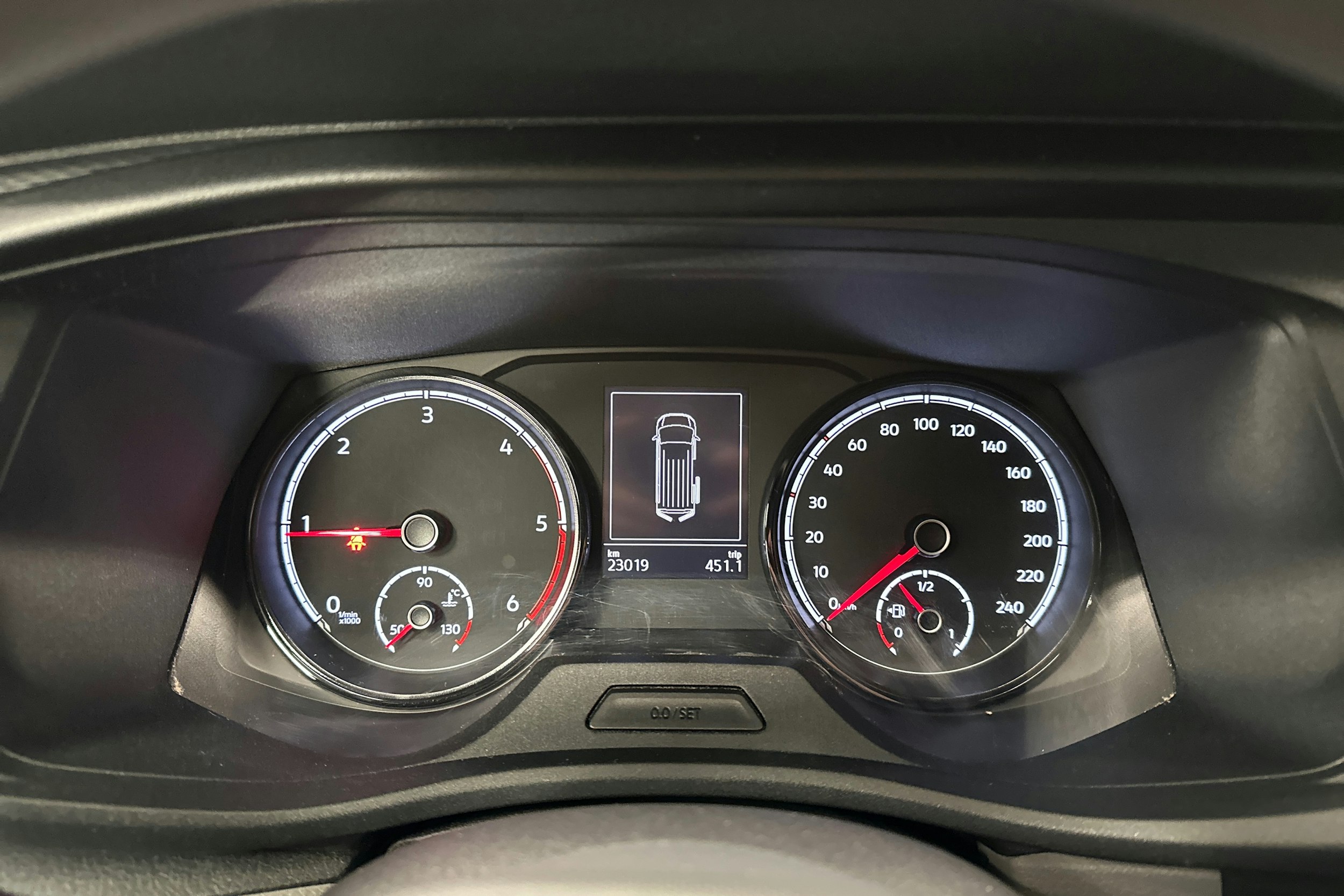 valkoinen Volkswagen Transporter 2024 kuva 16.