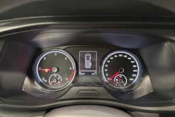 valkoinen Volkswagen Transporter 2024 kuva 16.