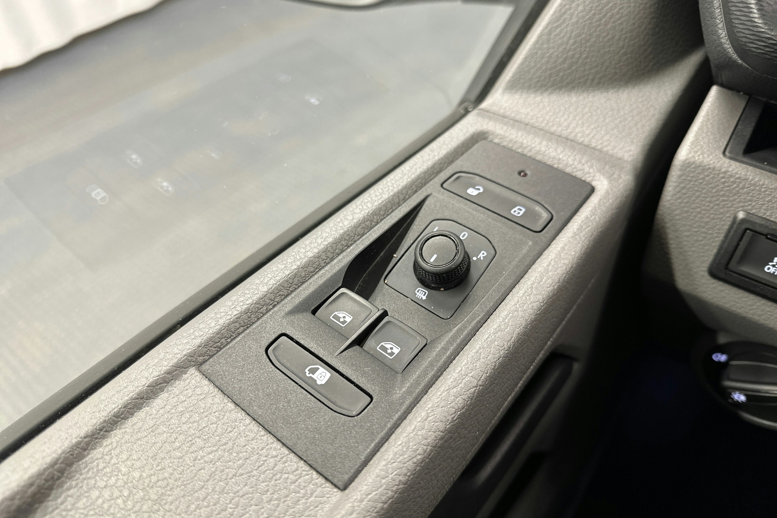 valkoinen Volkswagen Transporter 2024 kuva 17.