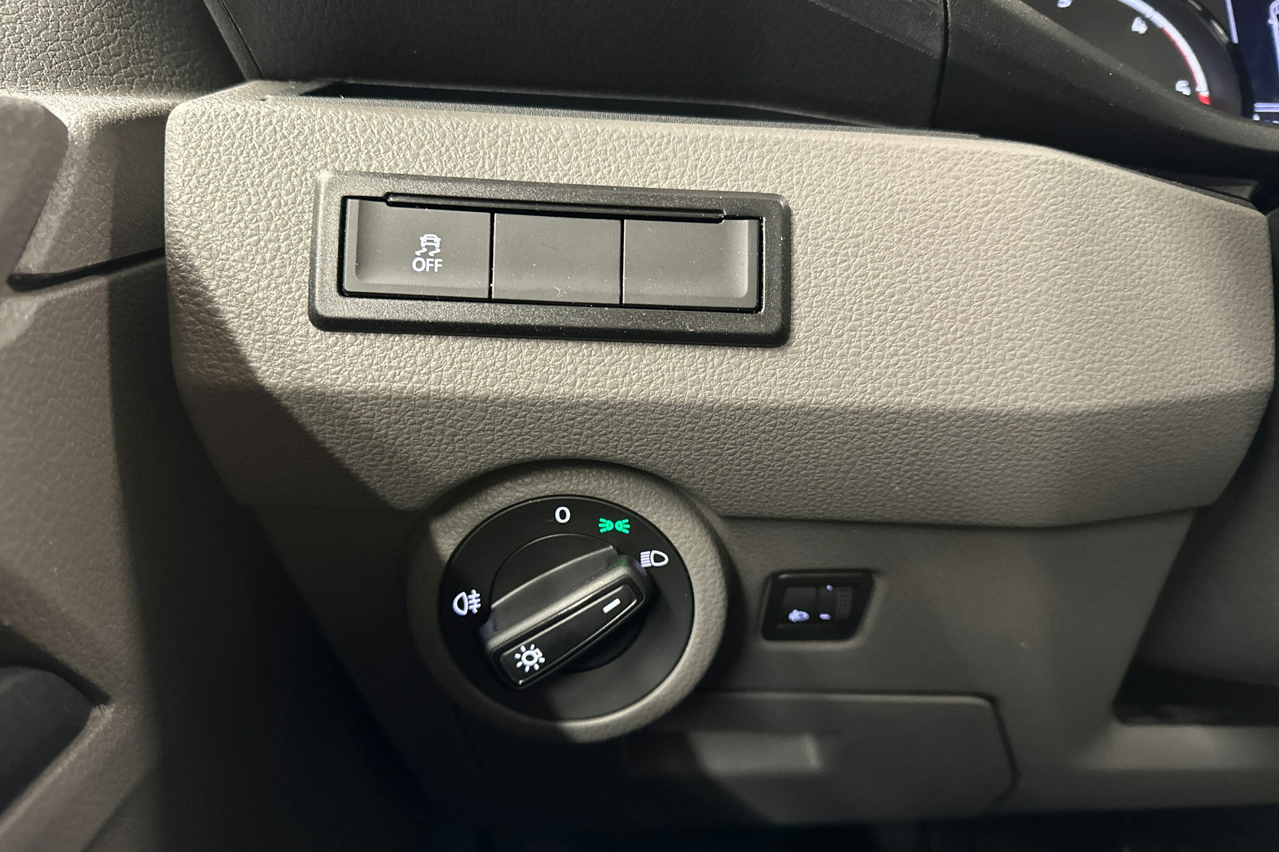 valkoinen Volkswagen Transporter 2024 kuva 18.