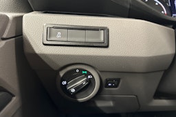 valkoinen Volkswagen Transporter 2024 kuva 18.