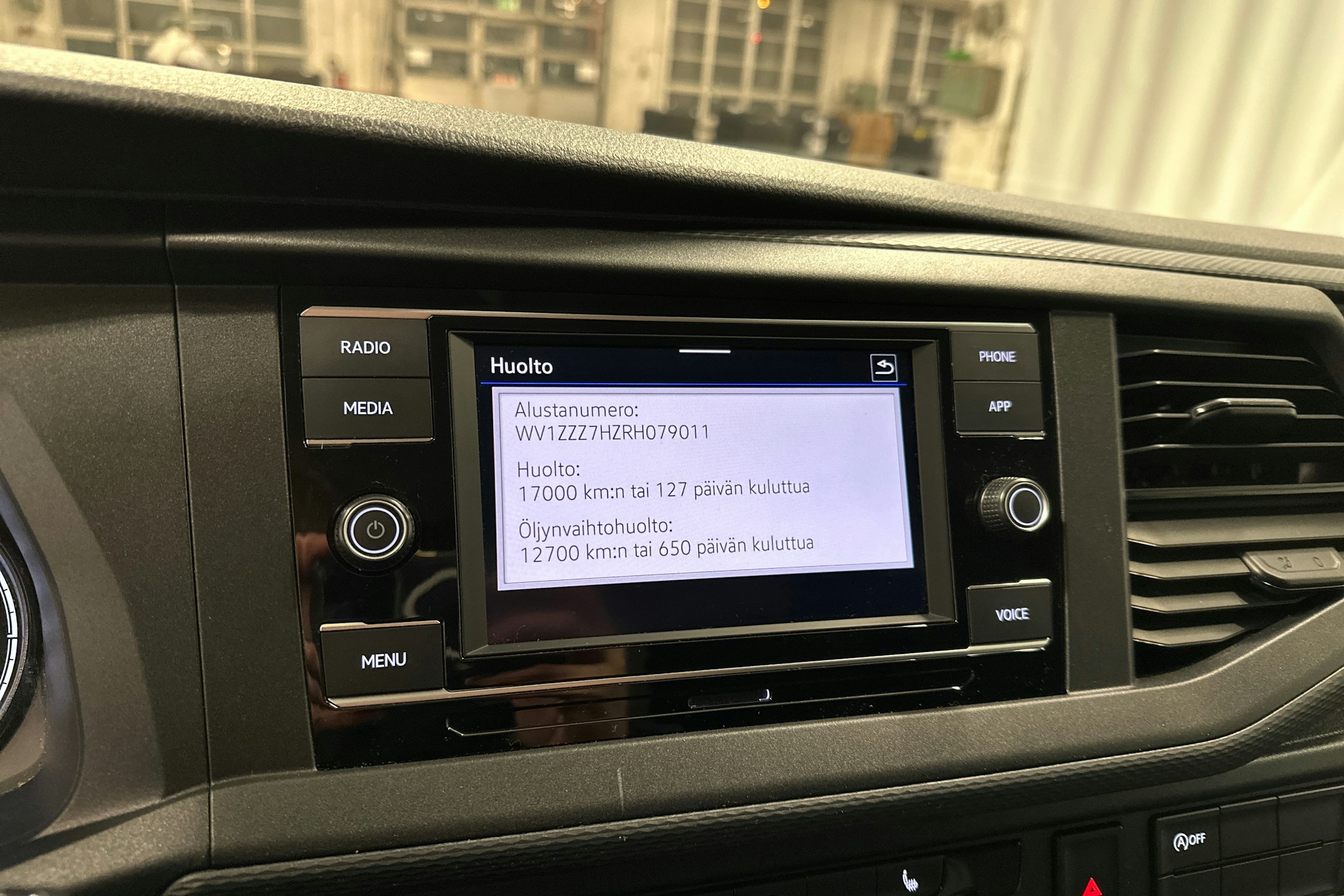 valkoinen Volkswagen Transporter 2024 kuva 19.