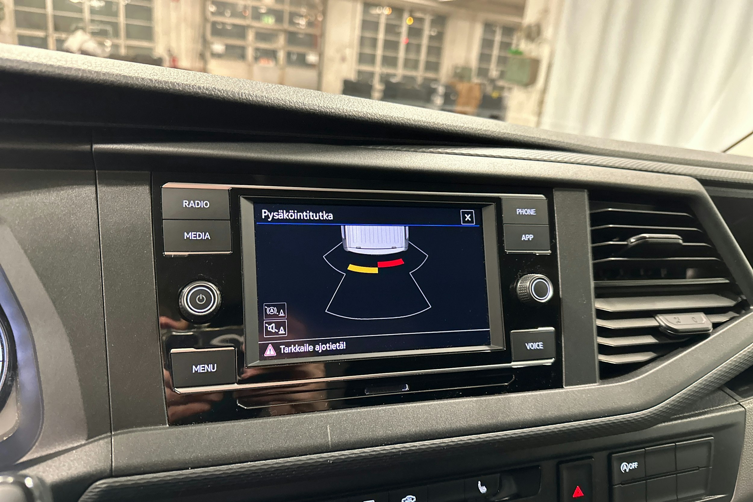 valkoinen Volkswagen Transporter 2024 kuva 20.