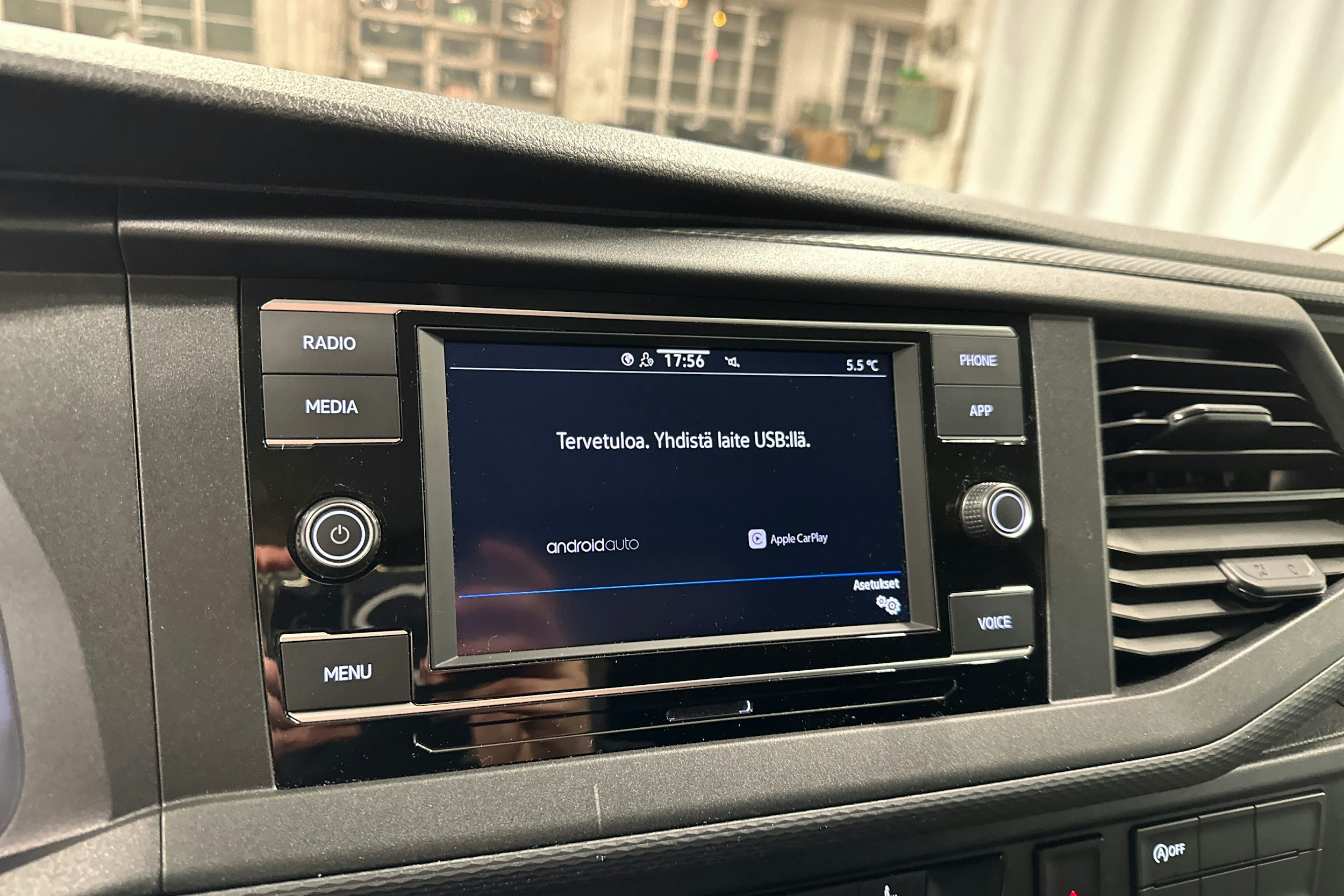 valkoinen Volkswagen Transporter 2024 kuva 21.