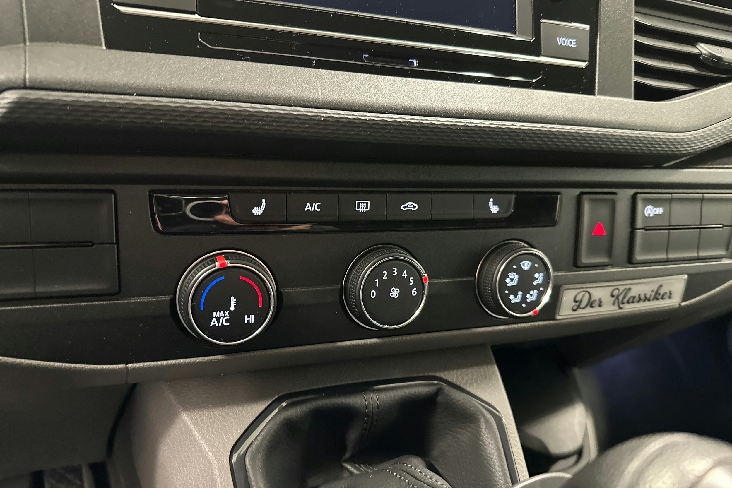 valkoinen Volkswagen Transporter 2024 kuva 23.