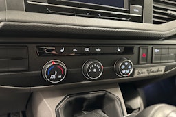 valkoinen Volkswagen Transporter 2024 kuva 23.