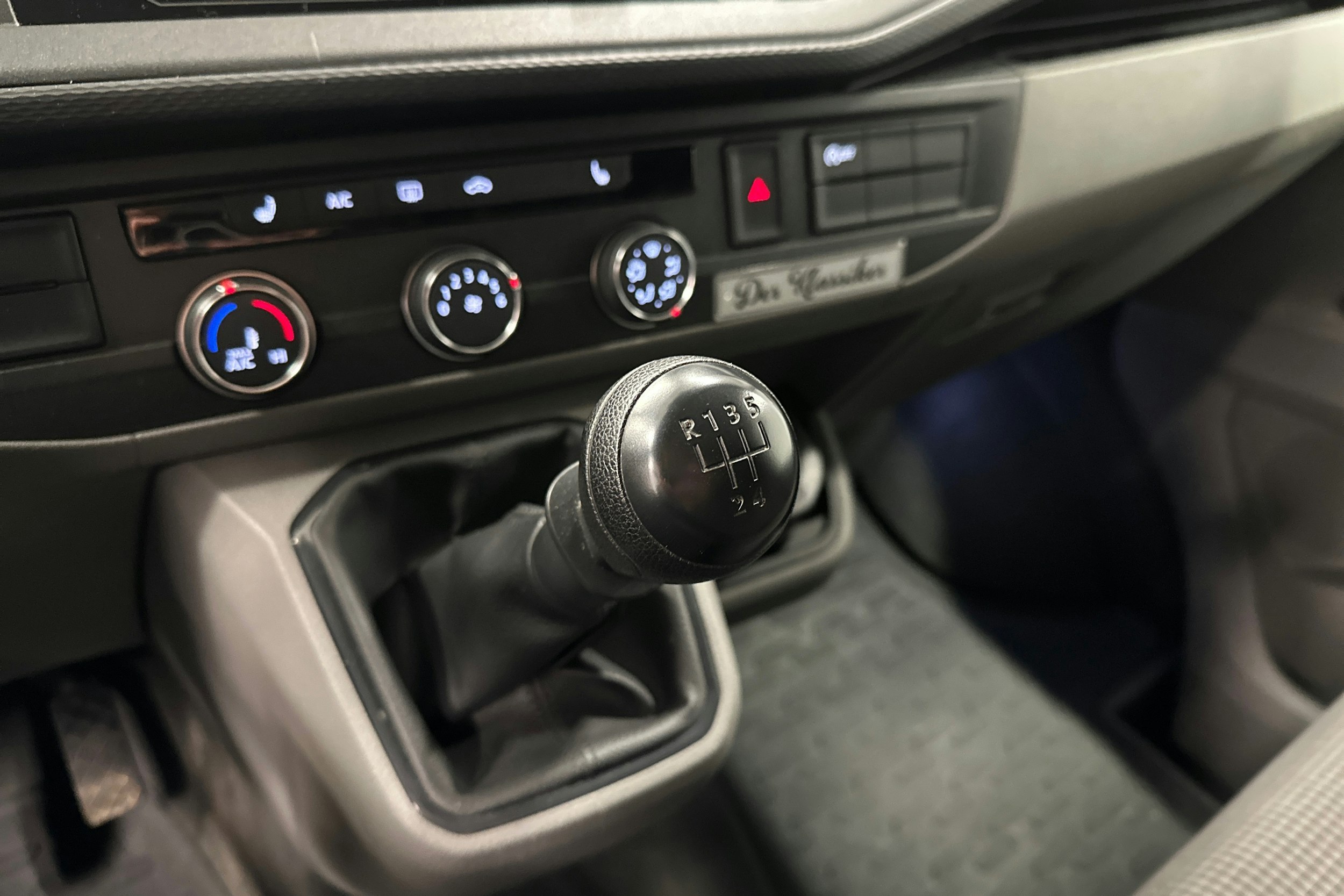 valkoinen Volkswagen Transporter 2024 kuva 24.