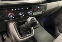 valkoinen Volkswagen Transporter 2024 kuva 24.