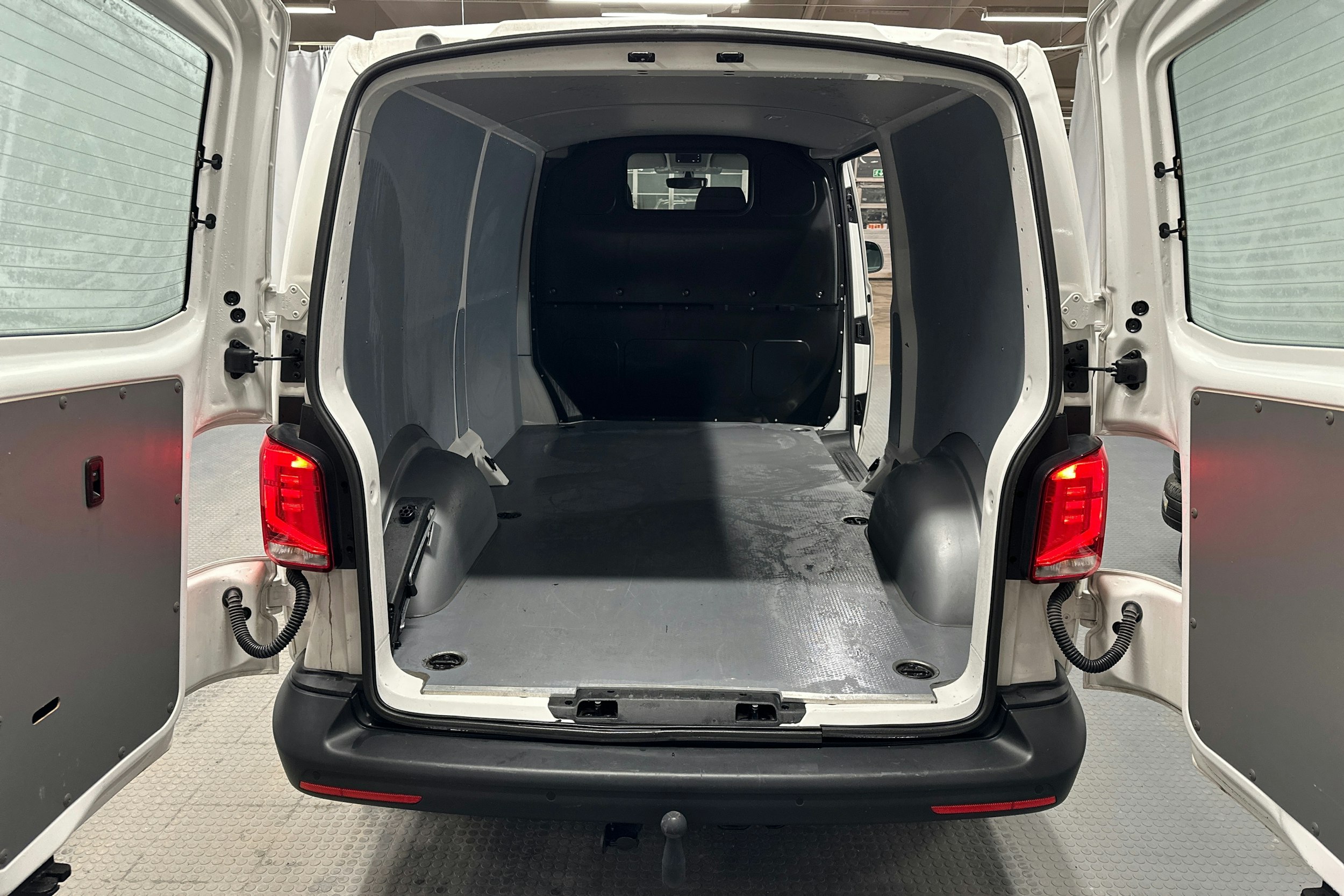 valkoinen Volkswagen Transporter 2024 kuva 26.