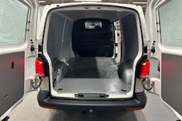 valkoinen Volkswagen Transporter 2024 kuva 26.