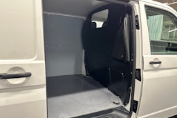 valkoinen Volkswagen Transporter 2024 kuva 27.