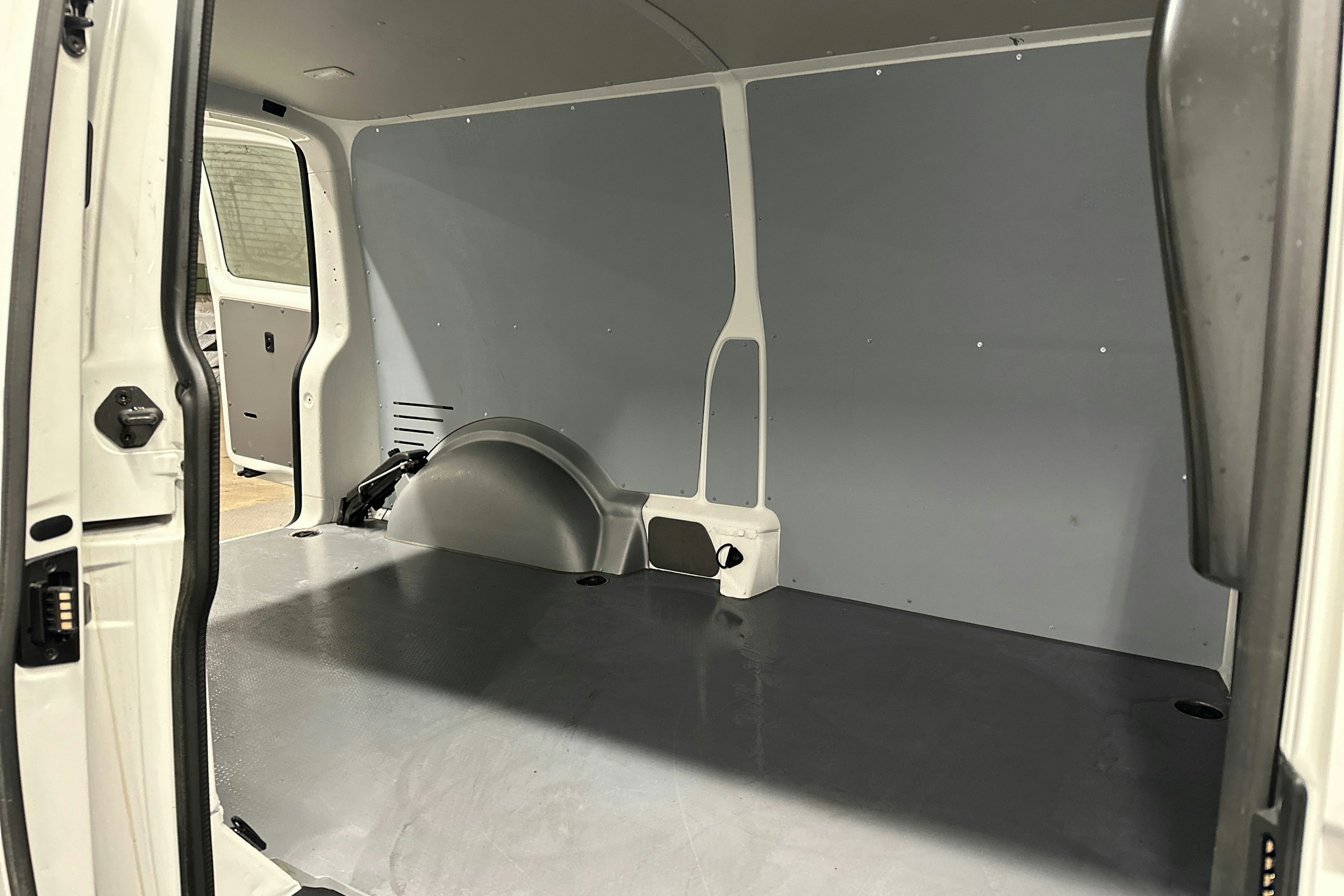 valkoinen Volkswagen Transporter 2024 kuva 28.