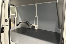 valkoinen Volkswagen Transporter 2024 kuva 28.