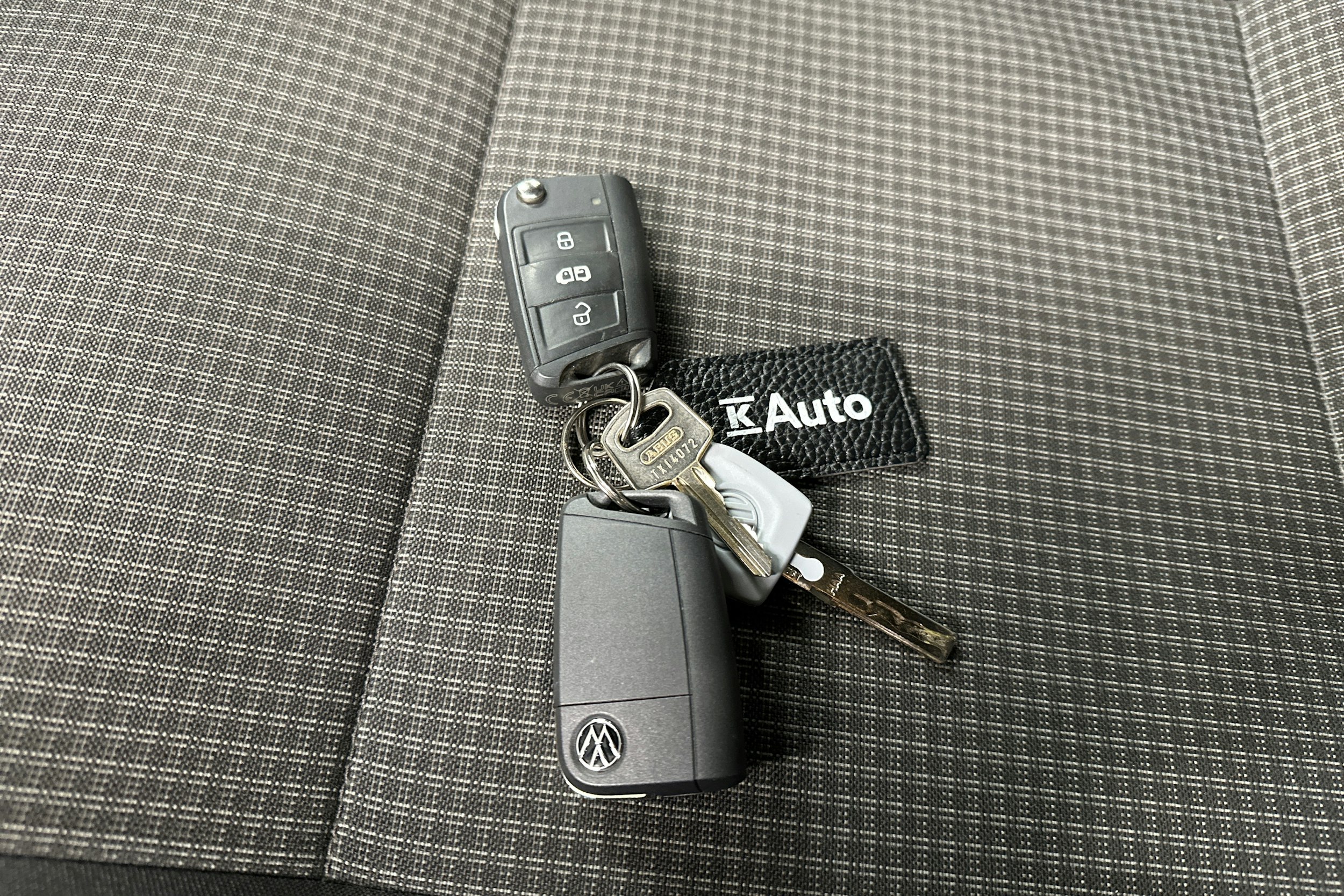 valkoinen Volkswagen Transporter 2024 kuva 30.