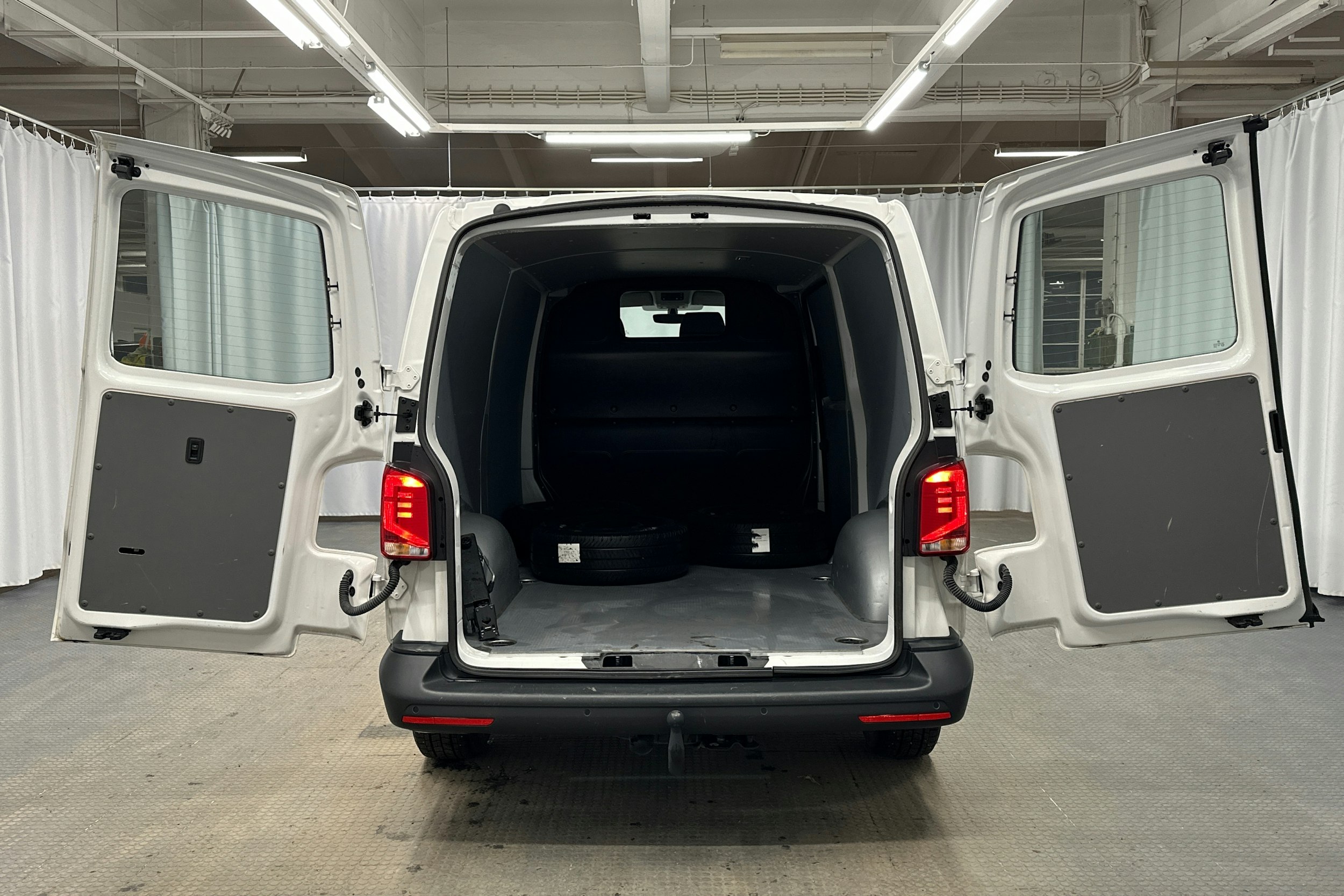 valkoinen Volkswagen Transporter 2024 kuva 15.