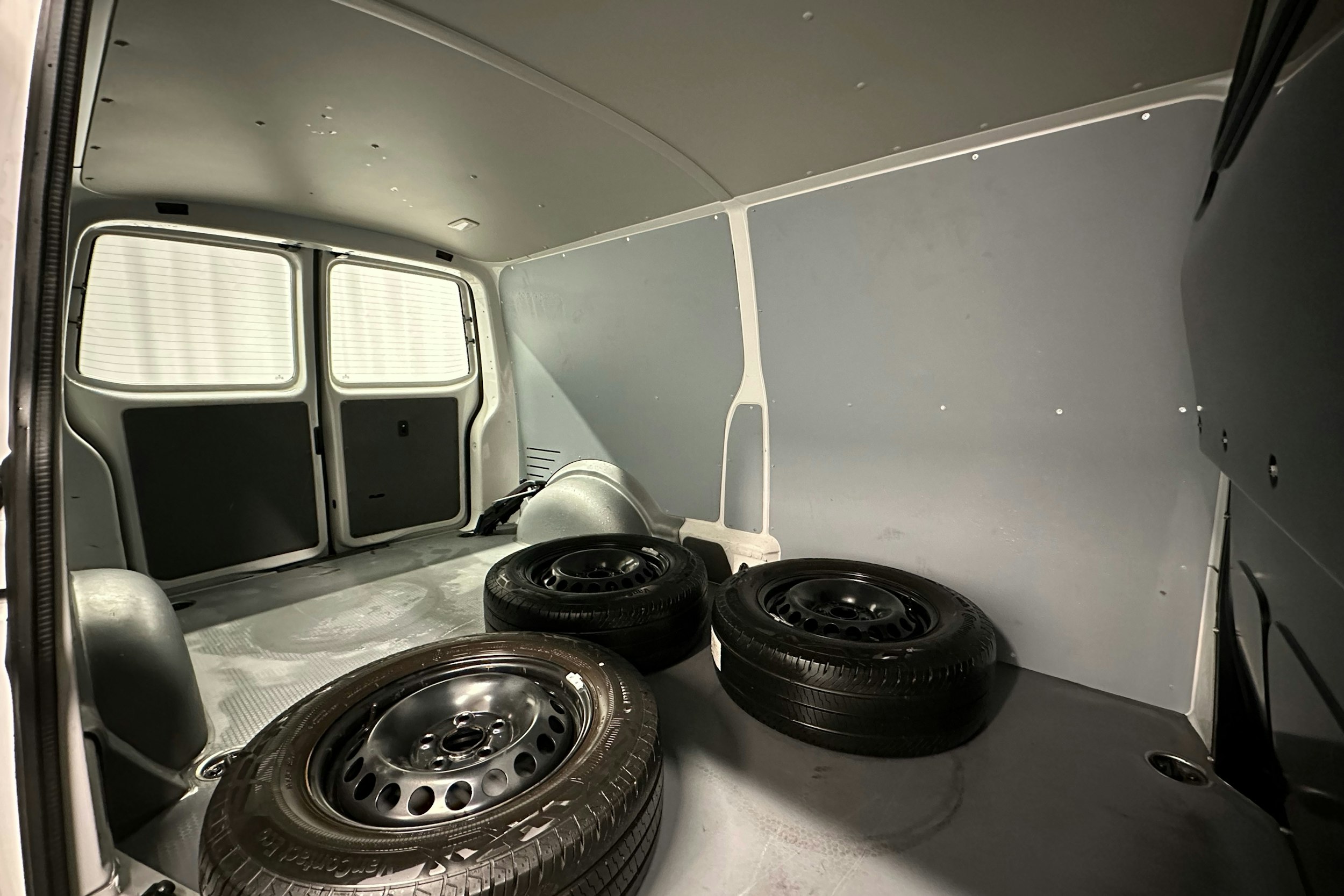 valkoinen Volkswagen Transporter 2024 kuva 16.