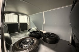 valkoinen Volkswagen Transporter 2024 kuva 16.