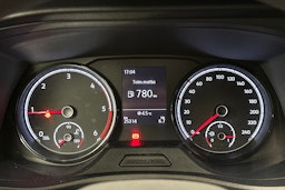 valkoinen Volkswagen Transporter 2024 kuva 19.