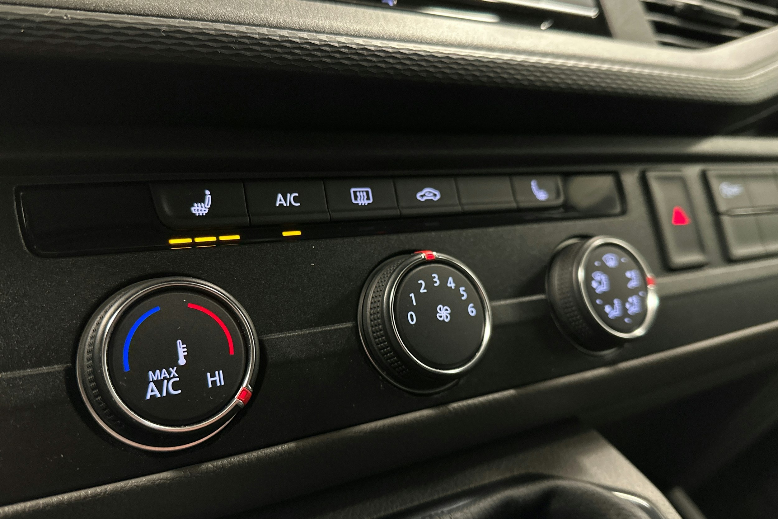 valkoinen Volkswagen Transporter 2024 kuva 23.