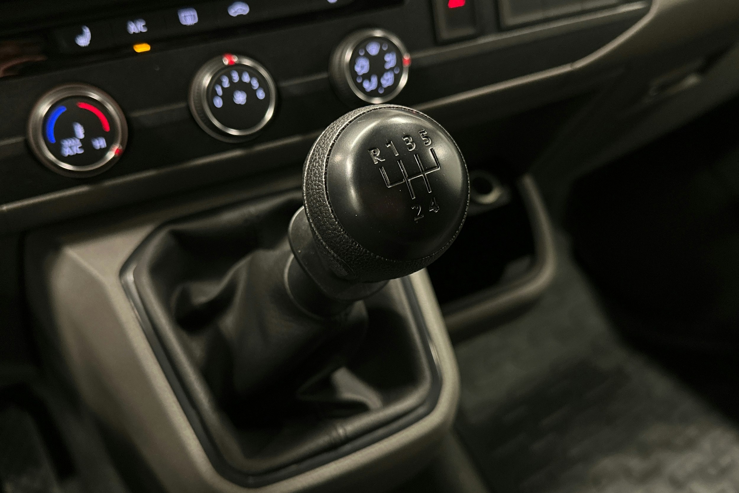 valkoinen Volkswagen Transporter 2024 kuva 24.