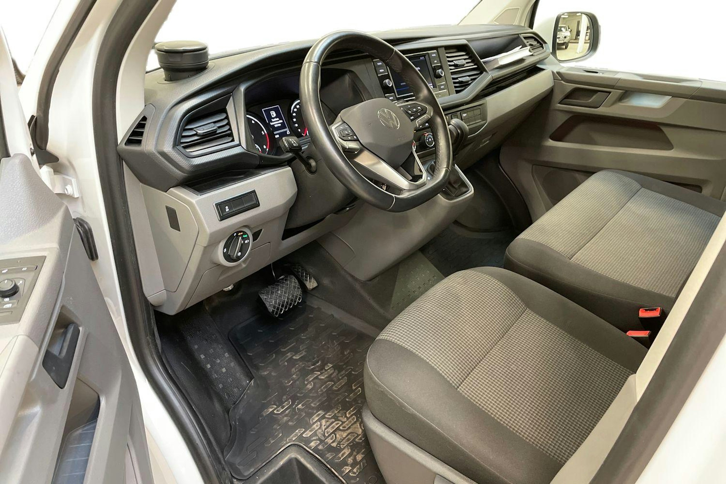 valkoinen Volkswagen Transporter 2024 kuva 6.