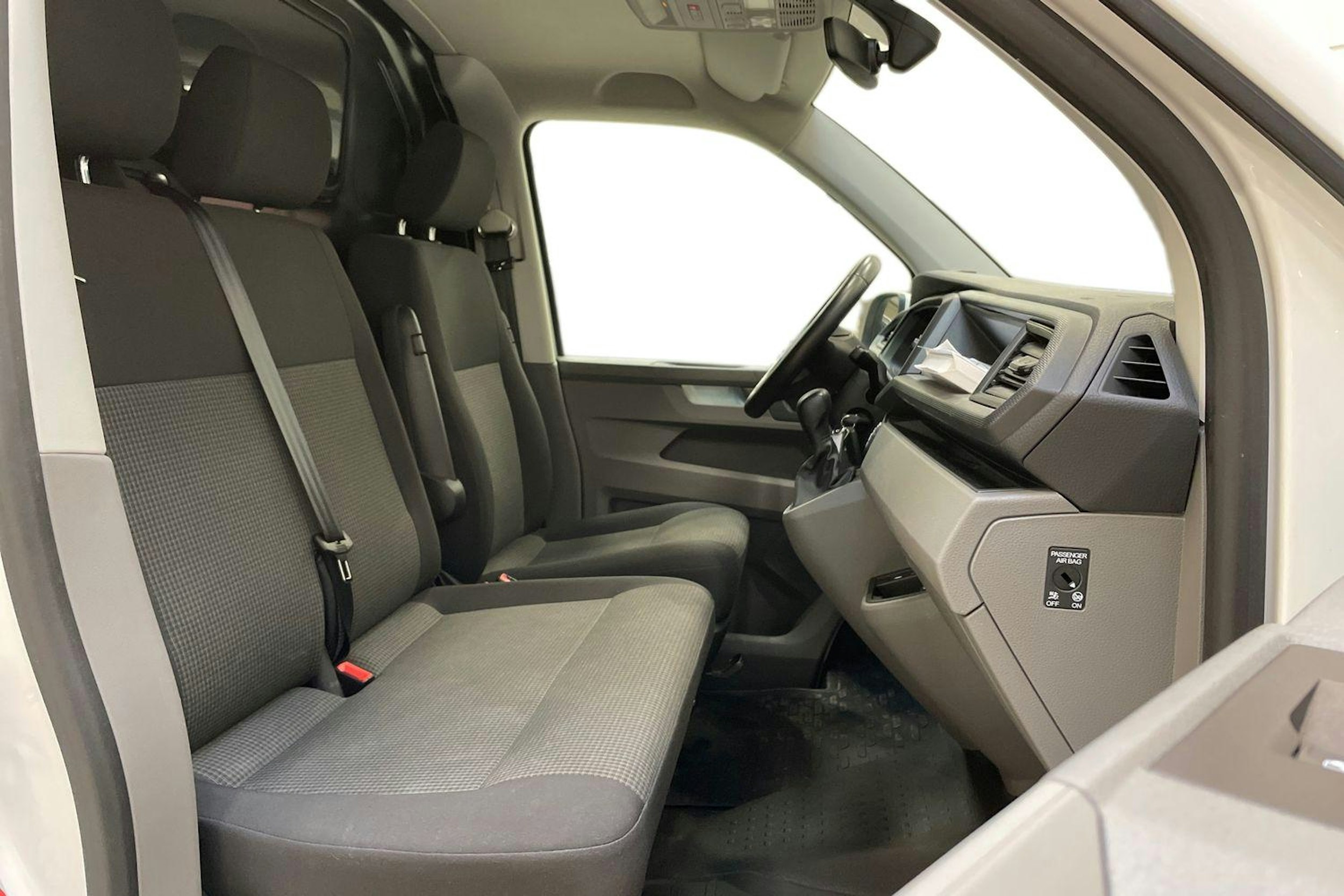 valkoinen Volkswagen Transporter 2024 kuva 8.