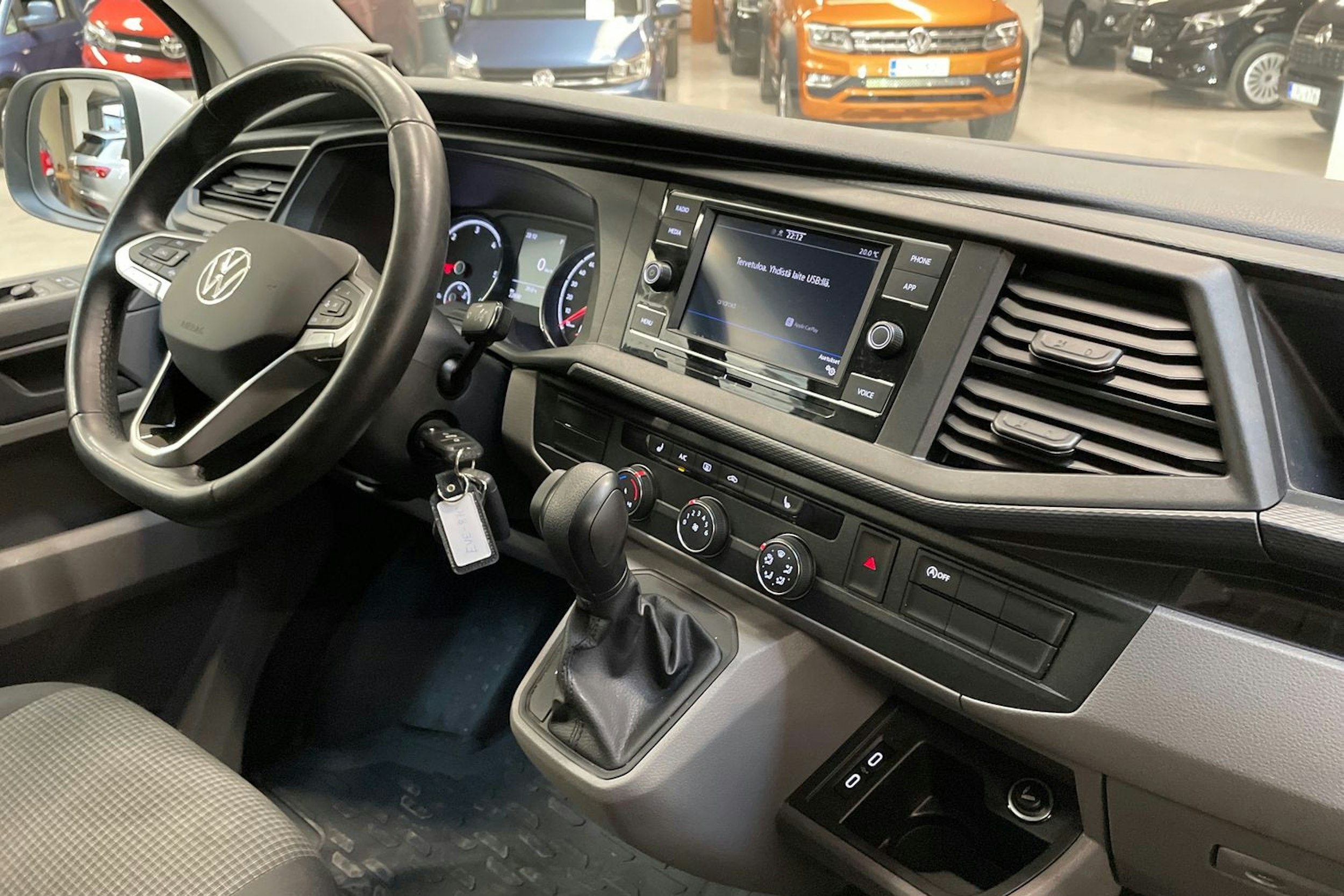 valkoinen Volkswagen Transporter 2024 kuva 10.