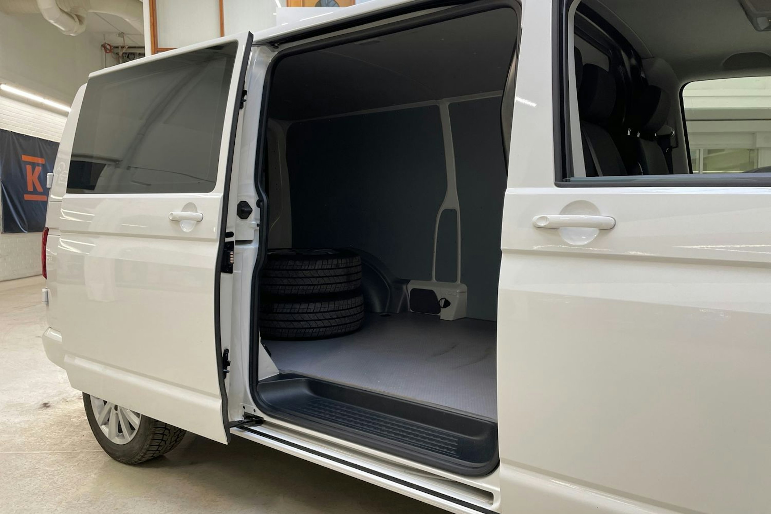 valkoinen Volkswagen Transporter 2024 kuva 12.