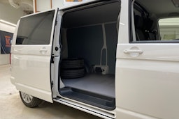 valkoinen Volkswagen Transporter 2024 kuva 12.