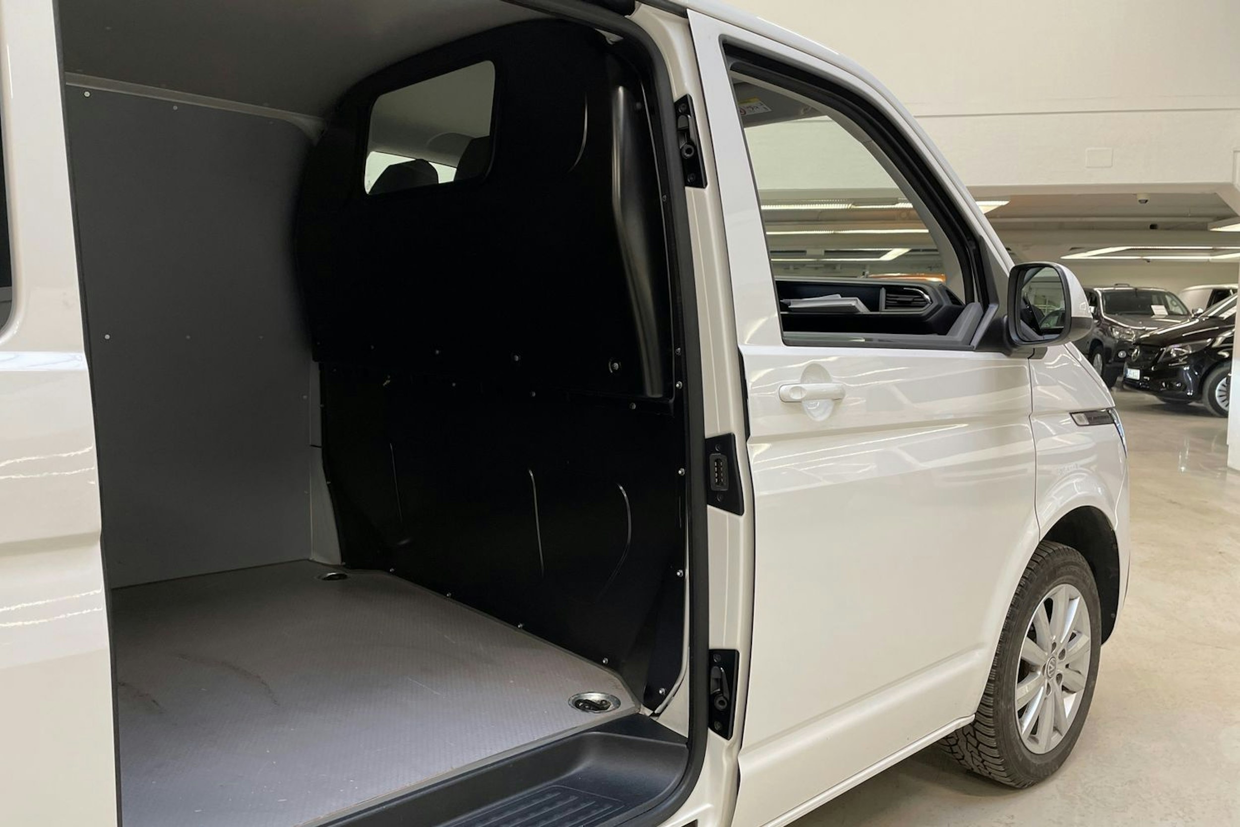 valkoinen Volkswagen Transporter 2024 kuva 13.