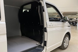 valkoinen Volkswagen Transporter 2024 kuva 13.