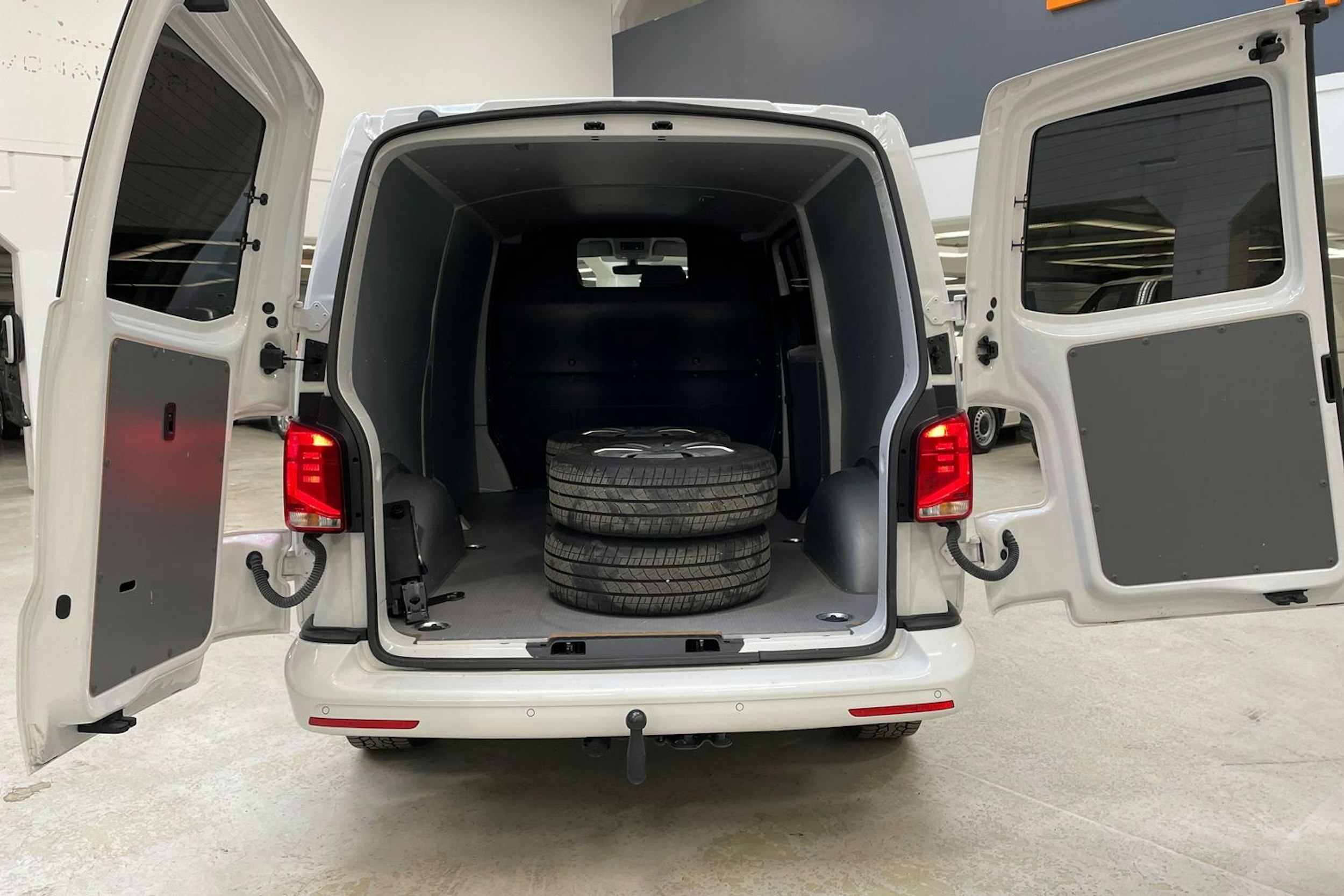 valkoinen Volkswagen Transporter 2024 kuva 14.