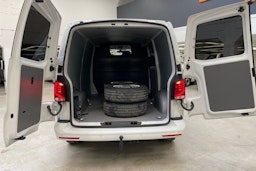 valkoinen Volkswagen Transporter 2024 kuva 14.