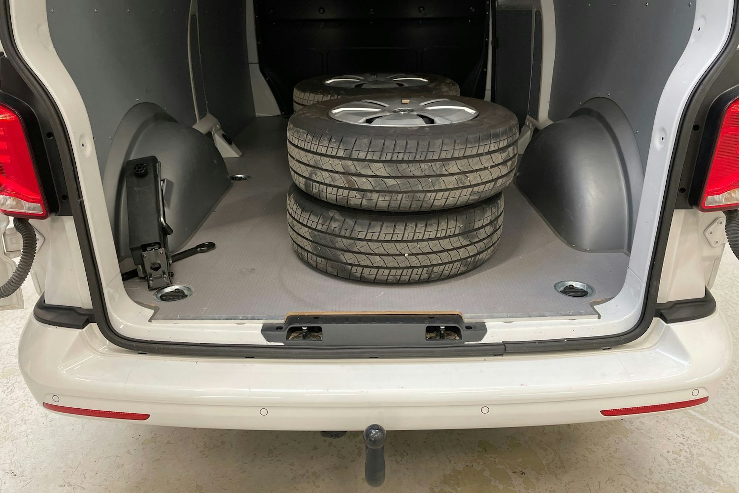 valkoinen Volkswagen Transporter 2024 kuva 15.