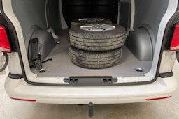 valkoinen Volkswagen Transporter 2024 kuva 15.