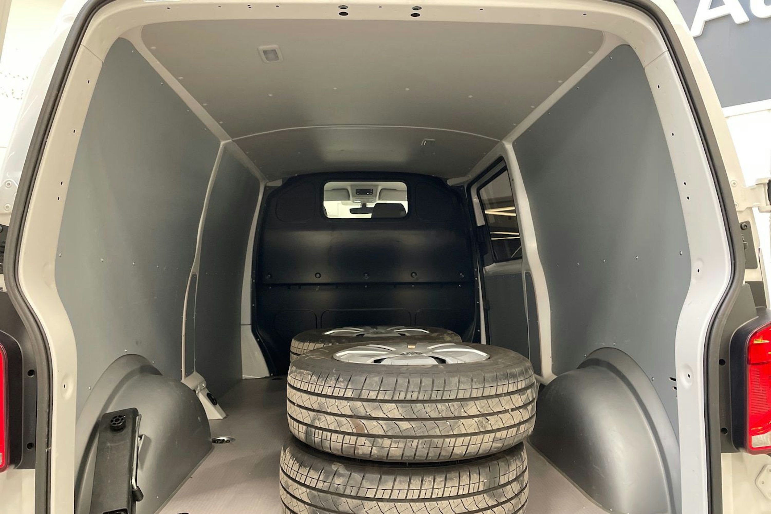 valkoinen Volkswagen Transporter 2024 kuva 16.