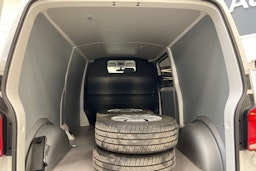 valkoinen Volkswagen Transporter 2024 kuva 16.