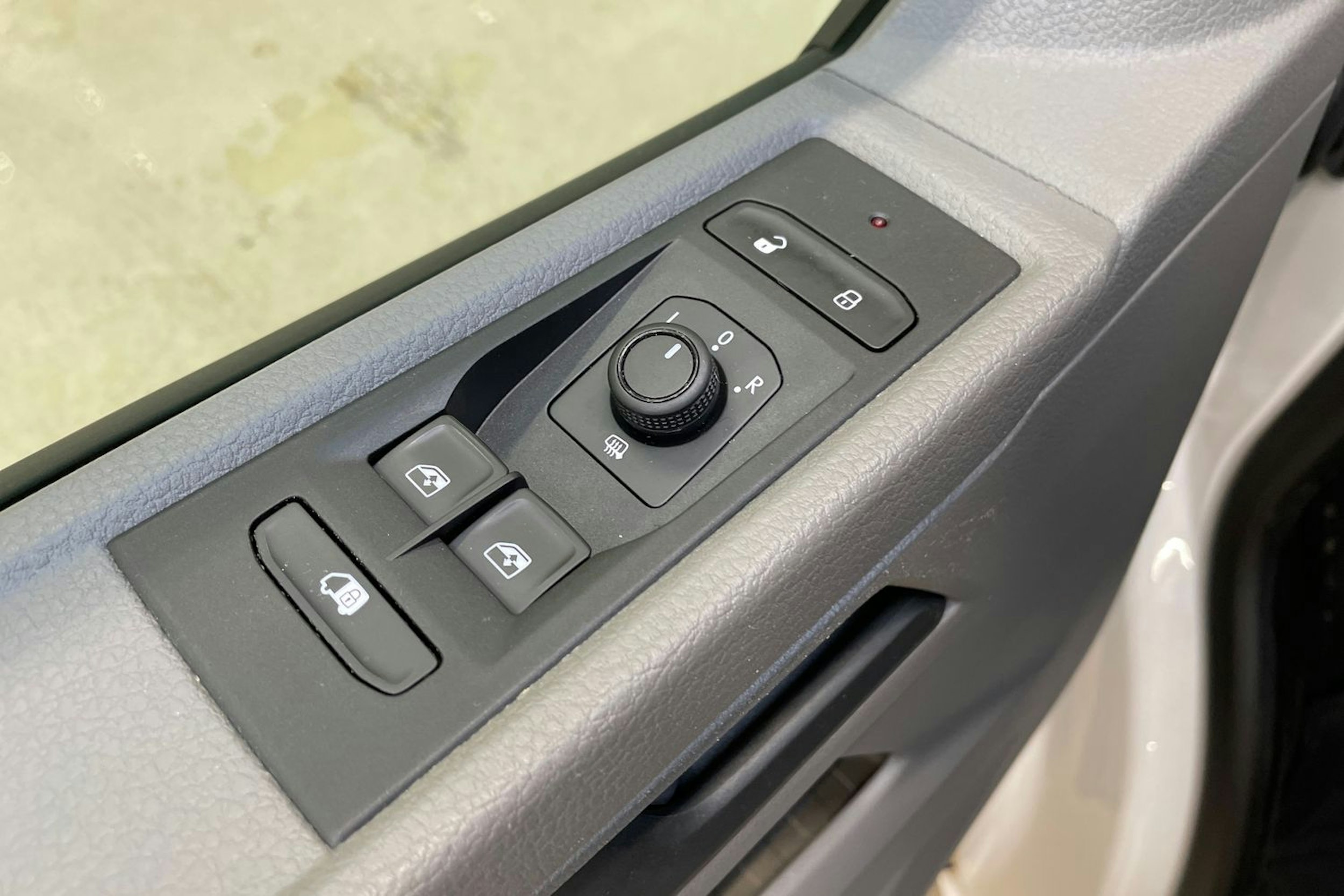 valkoinen Volkswagen Transporter 2024 kuva 18.