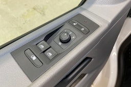 valkoinen Volkswagen Transporter 2024 kuva 18.