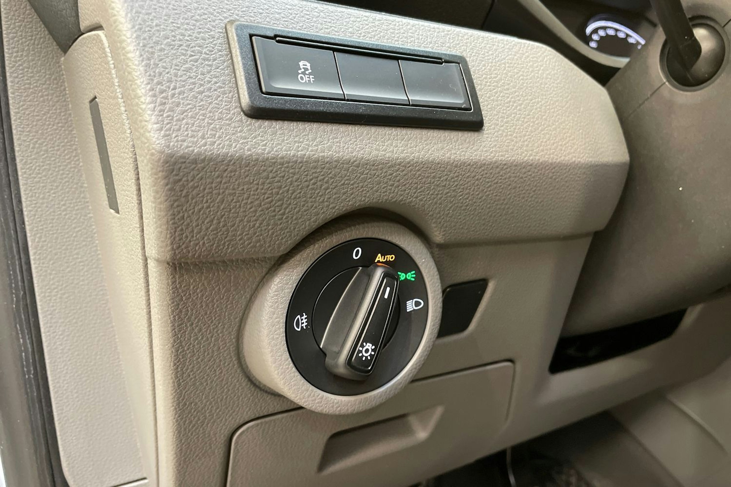 valkoinen Volkswagen Transporter 2024 kuva 19.